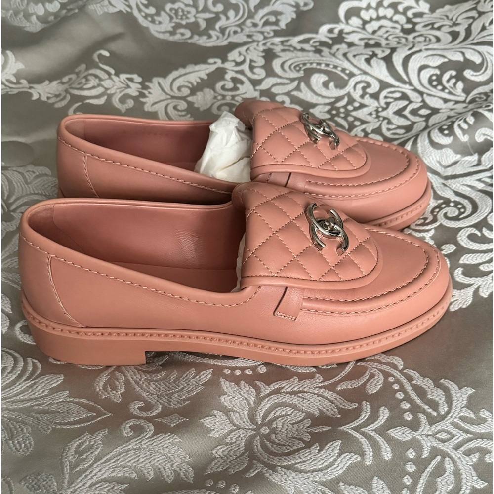 CHANEL Pink Leather Turnlock Loafers size 8.5 US (New in box) - Picture 4 of 15